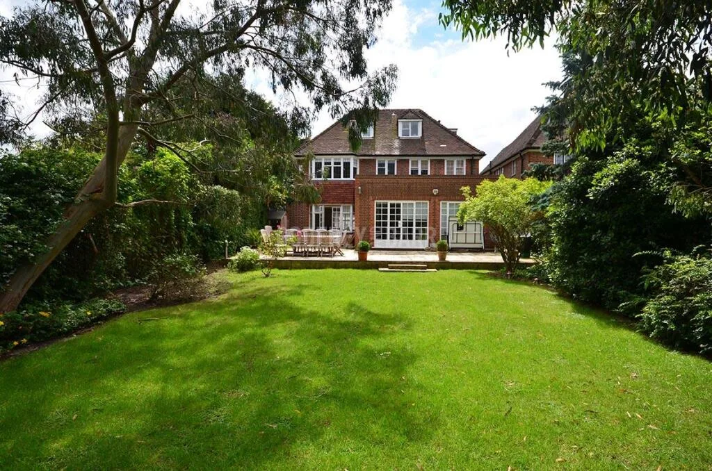 6 bedroom detached house for rent
