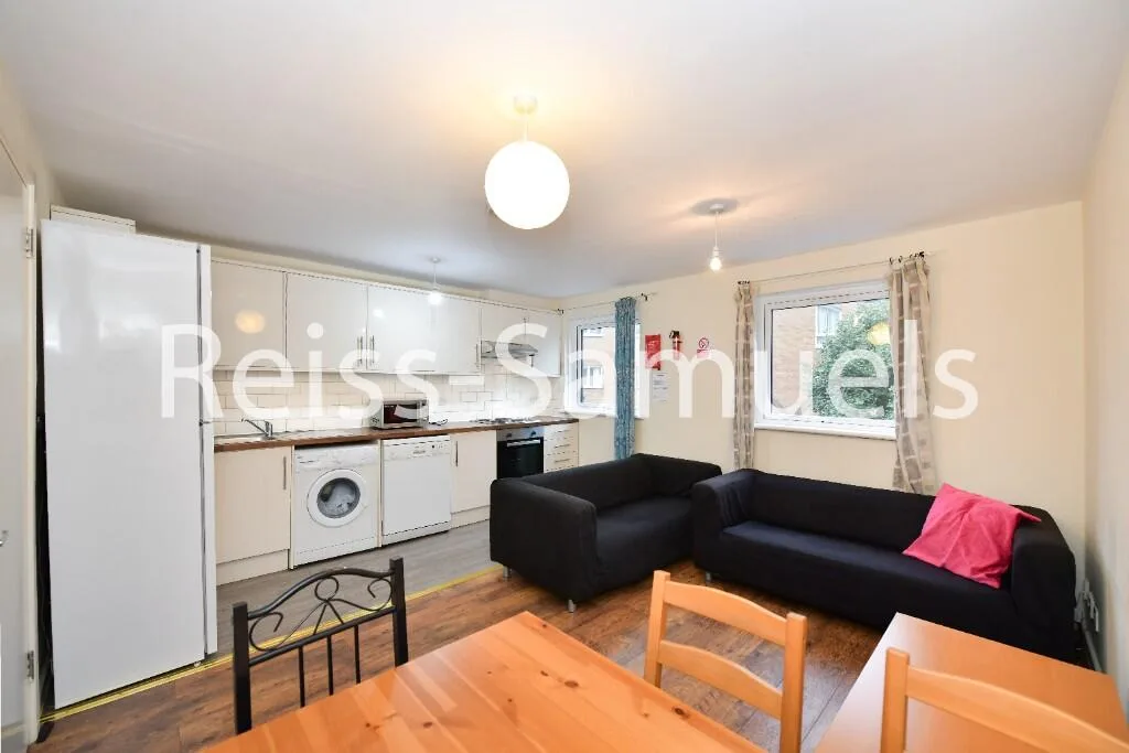 5 bedroom terraced house for rent