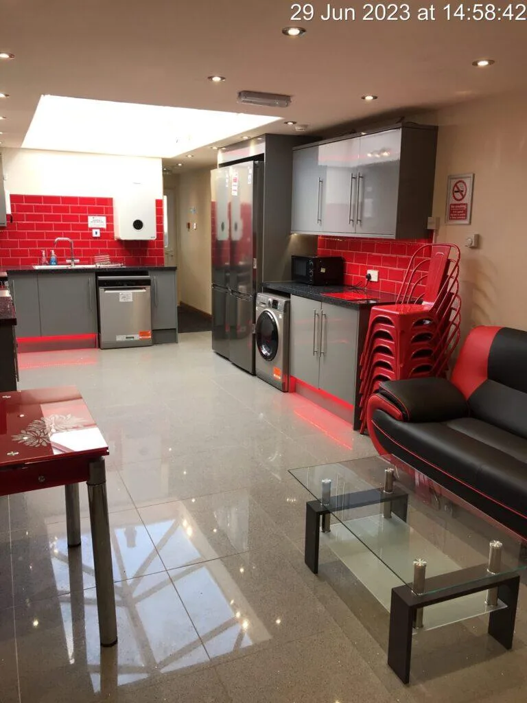 6 bedroom terraced house for rent