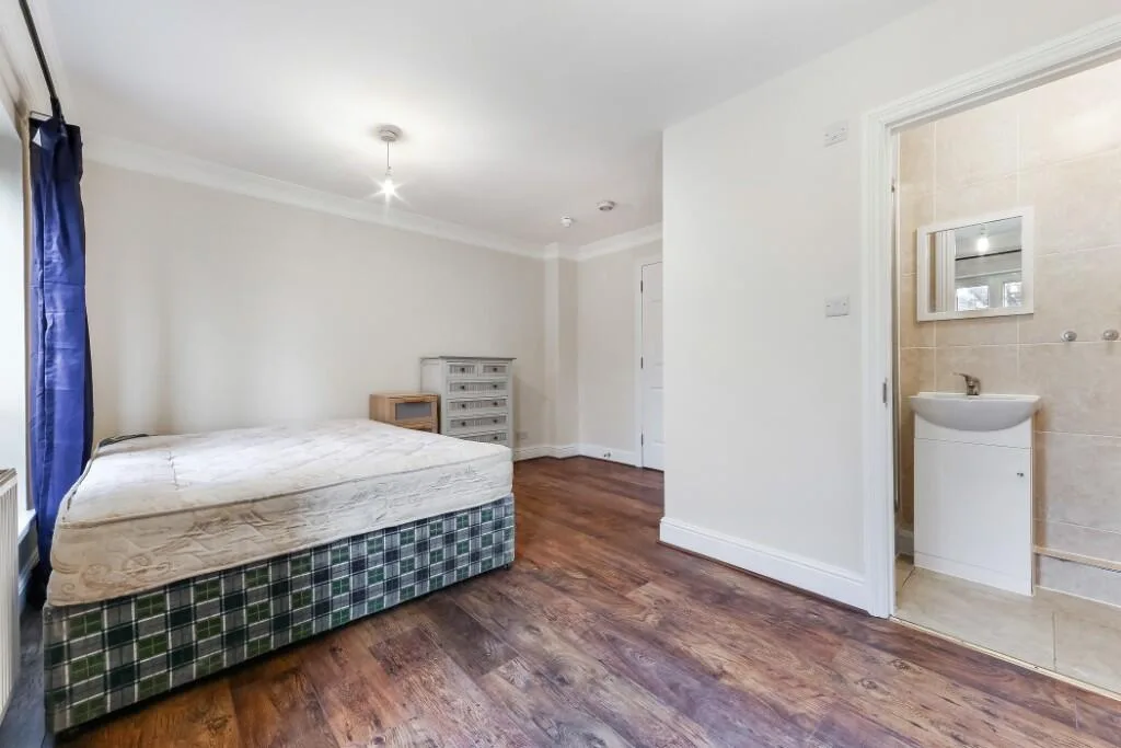 6 bedroom semi-detached house for rent