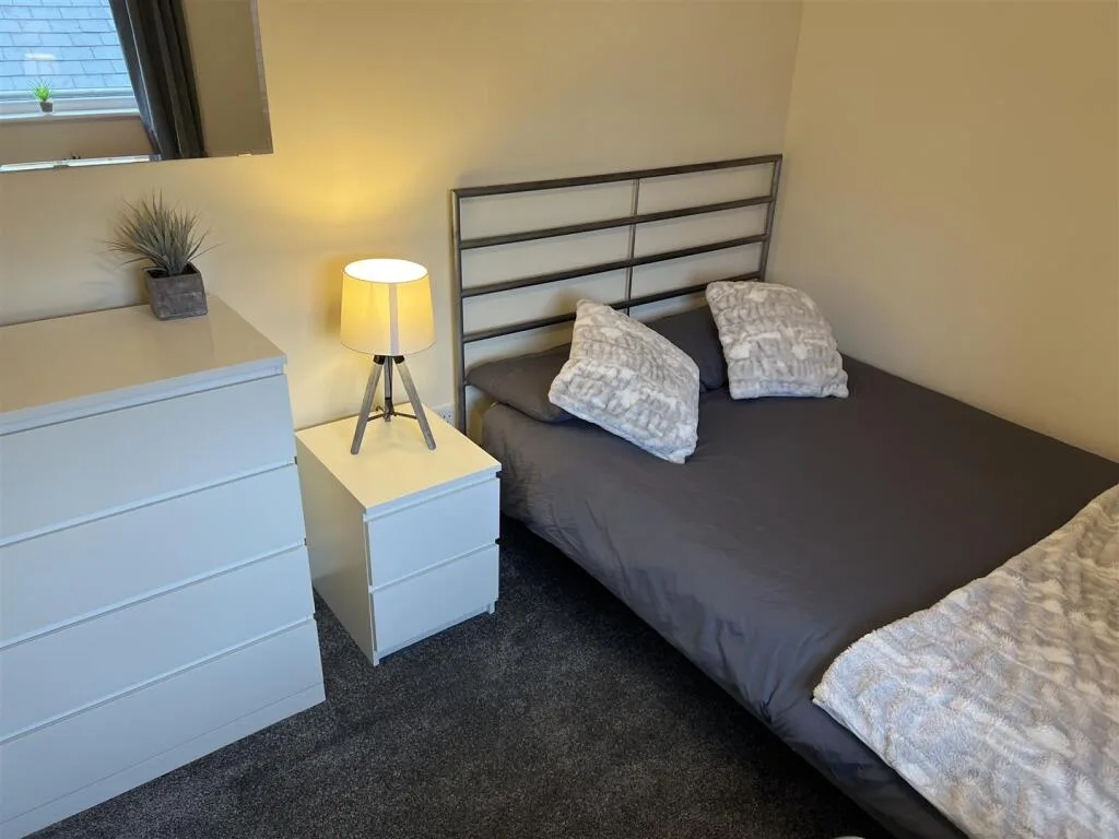 6 bedroom terraced house for rent
