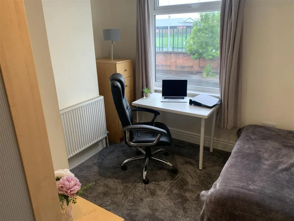6 bedroom terraced house for rent