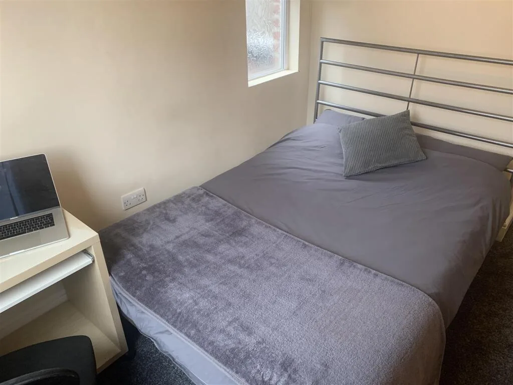 6 bedroom terraced house for rent