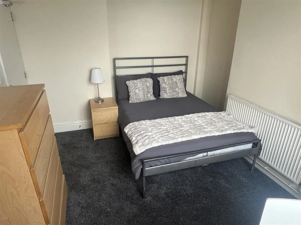 6 bedroom terraced house for rent