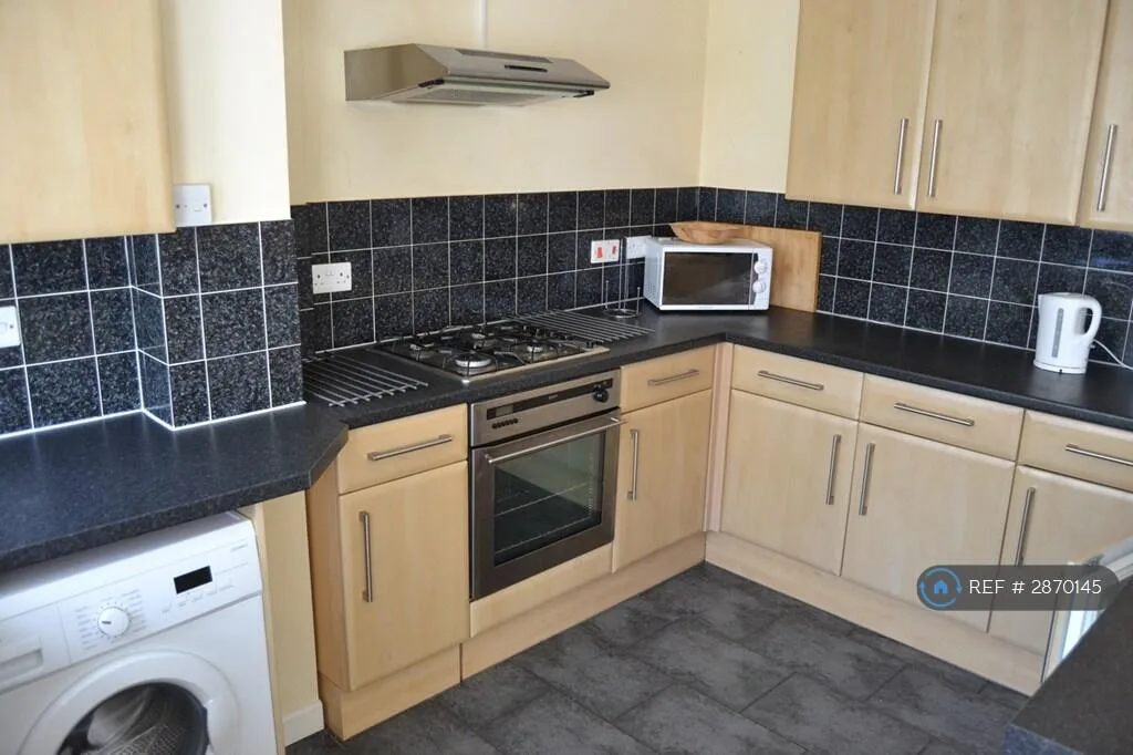 5 bedroom end of terrace house for rent