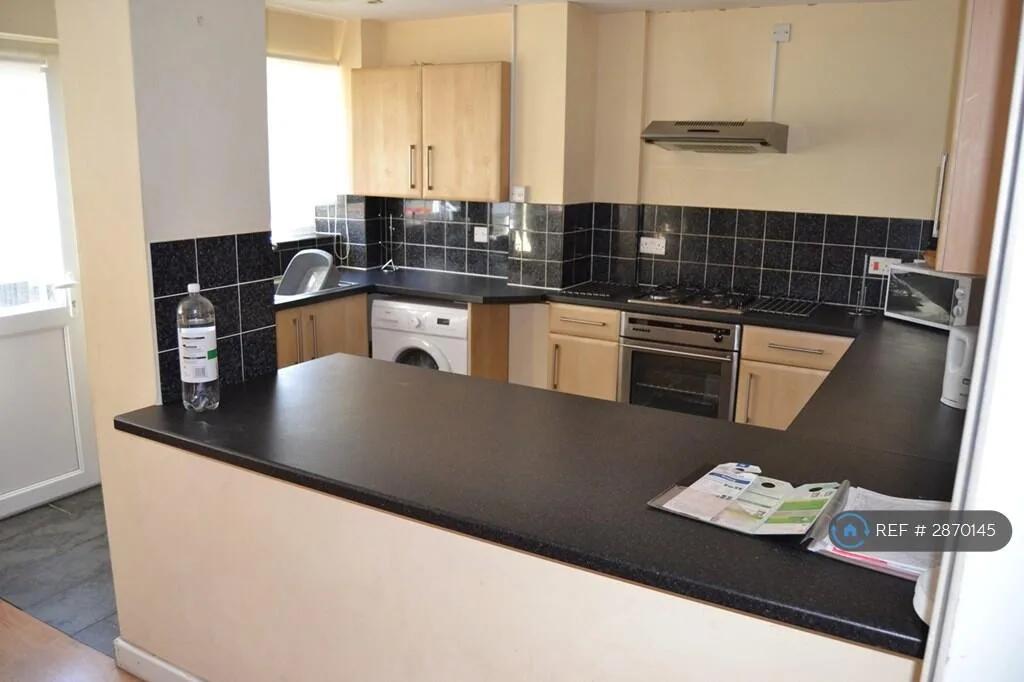 5 bedroom end of terrace house for rent