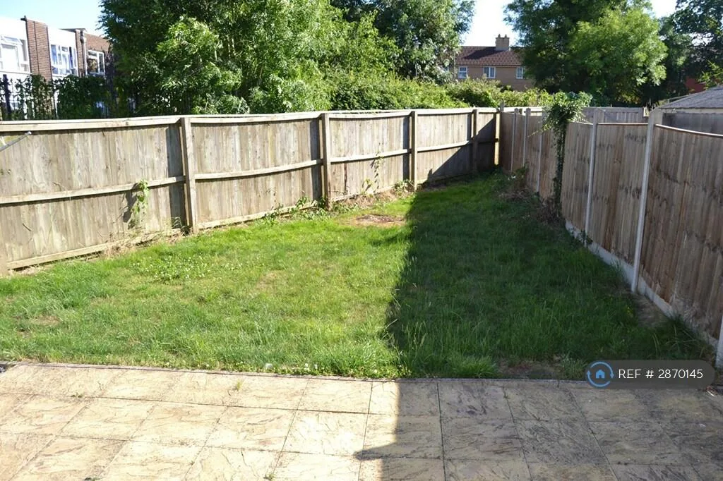 5 bedroom end of terrace house for rent