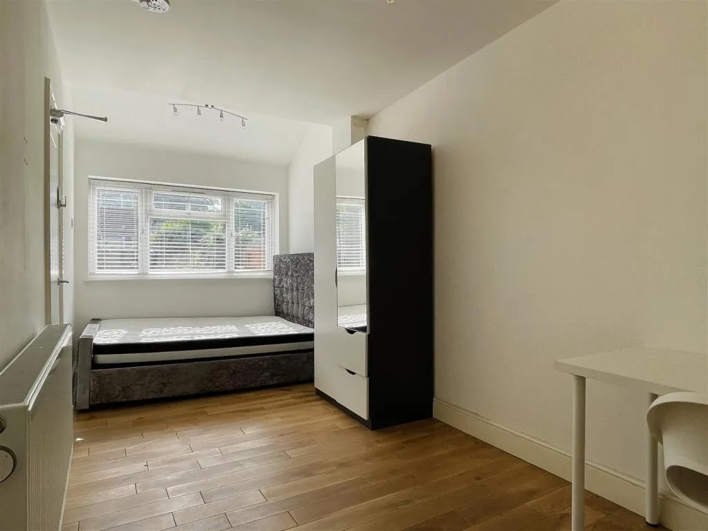 4 bedroom semi-detached house for rent