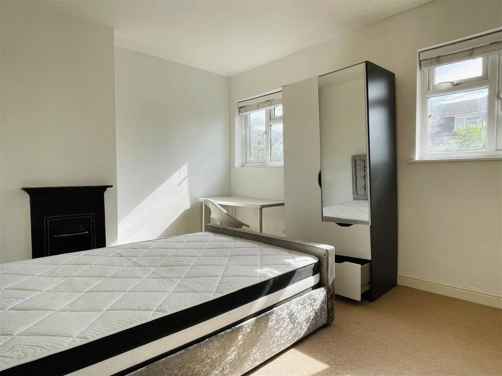4 bedroom semi-detached house for rent