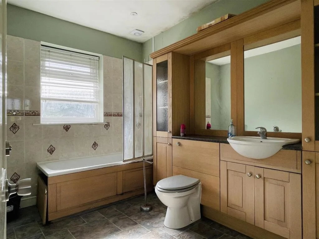 4 bedroom semi-detached house for rent