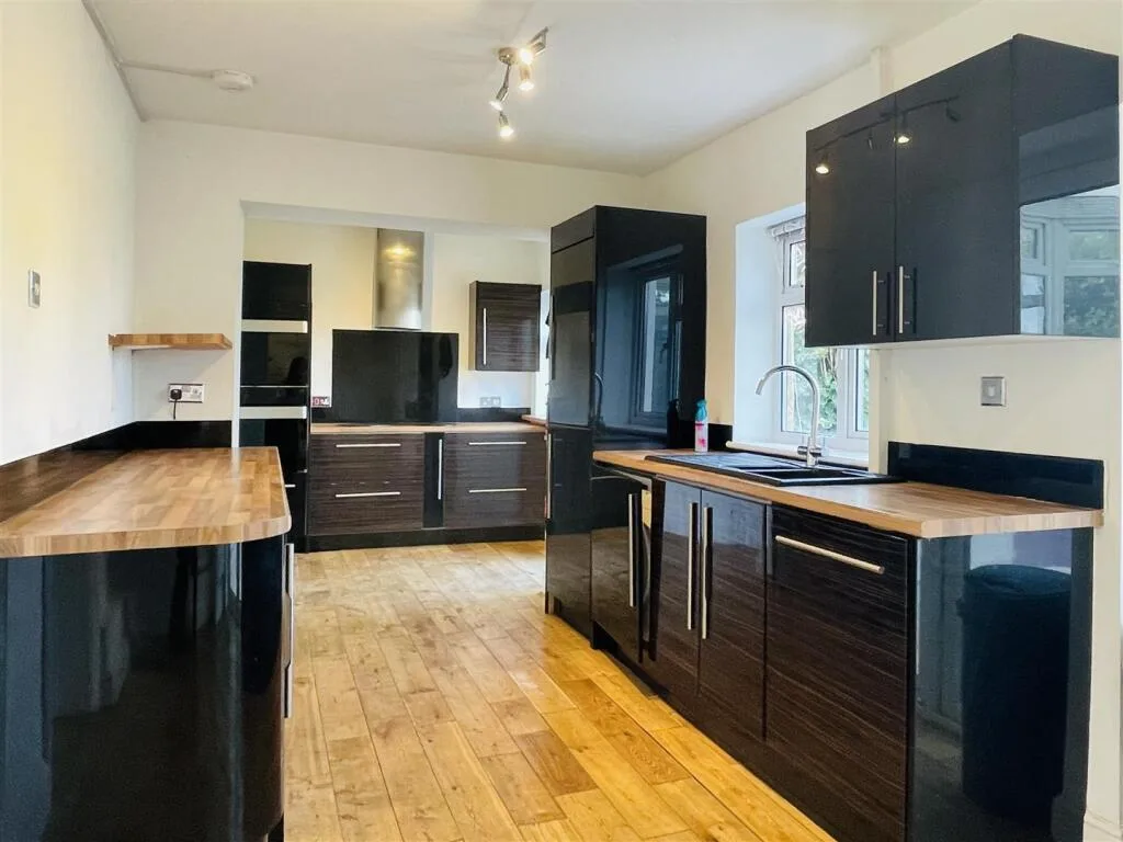 4 bedroom semi-detached house for rent