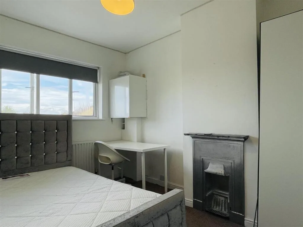 4 bedroom semi-detached house for rent