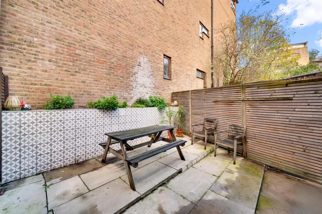 2 bedroom maisonette for rent