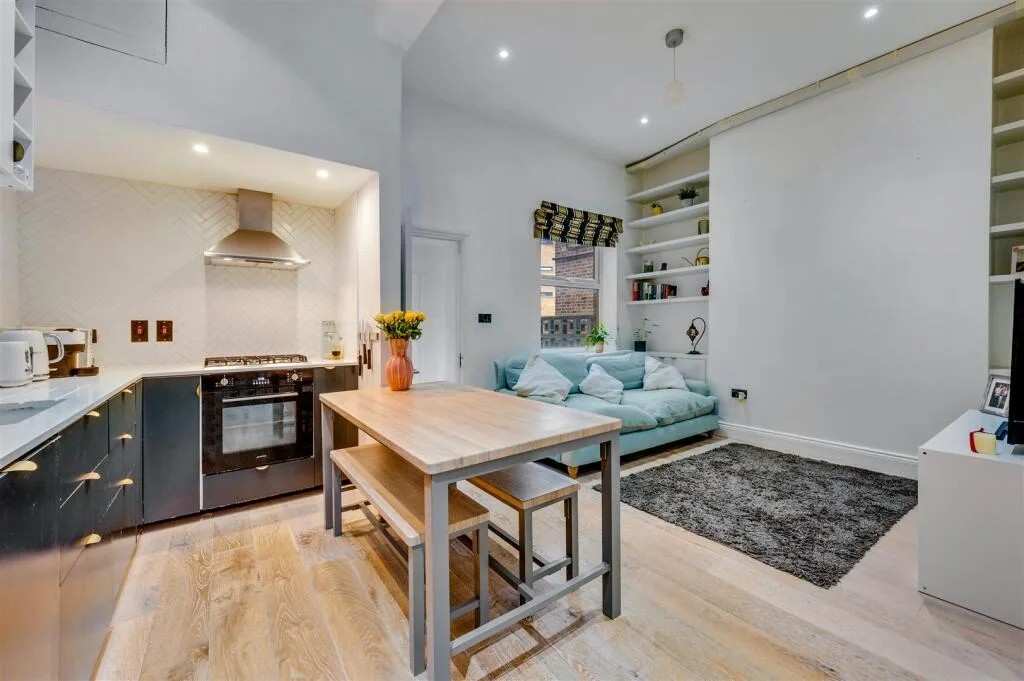 2 bedroom maisonette for rent