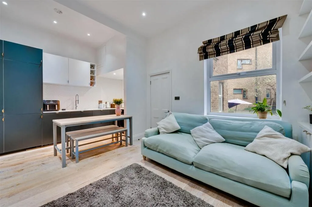 2 bedroom maisonette for rent