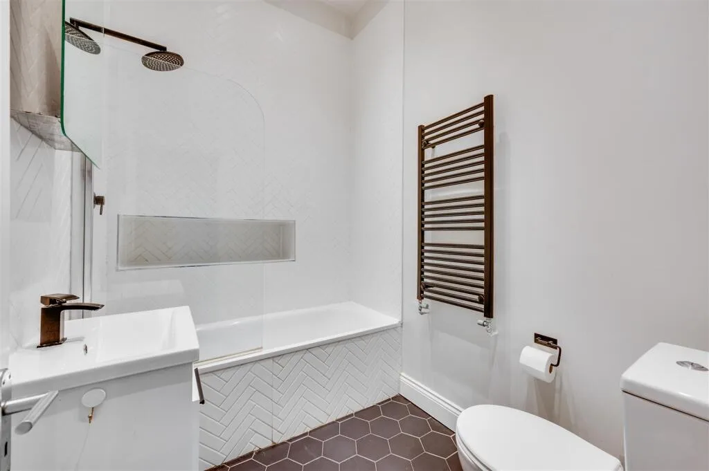 2 bedroom maisonette for rent