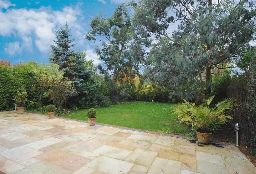 6 bedroom detached house for rent