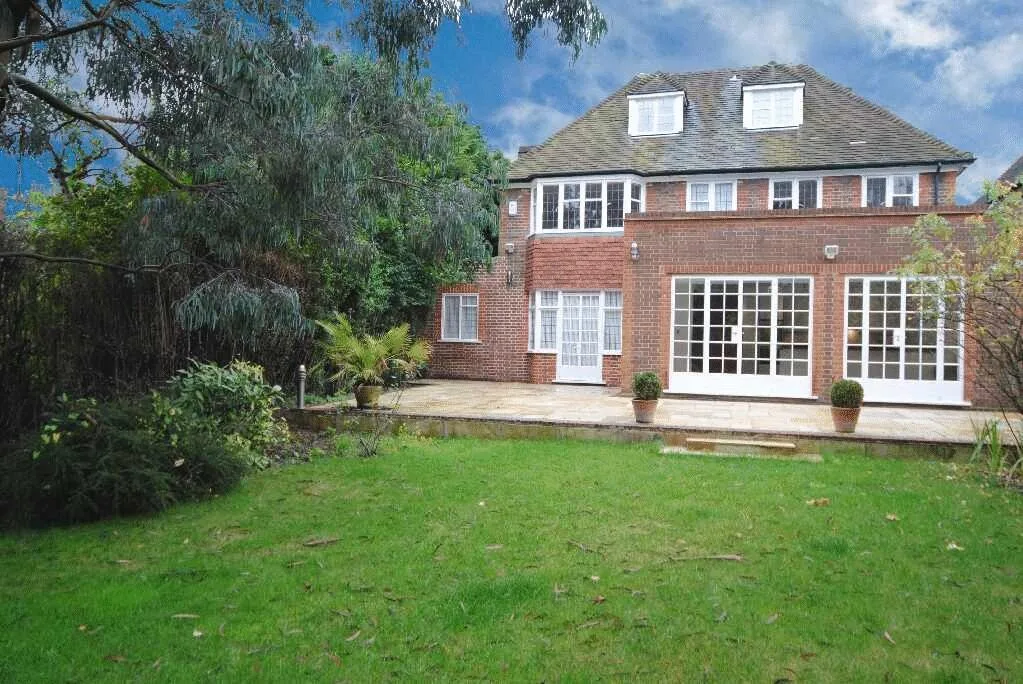 6 bedroom detached house for rent