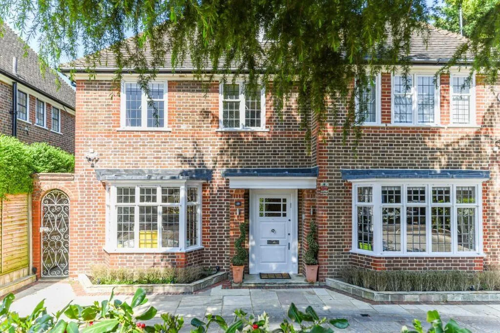 6 bedroom detached house for rent