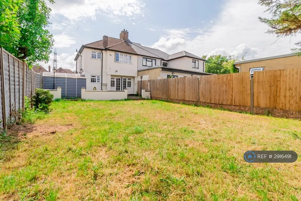 3 bedroom semi-detached house for rent