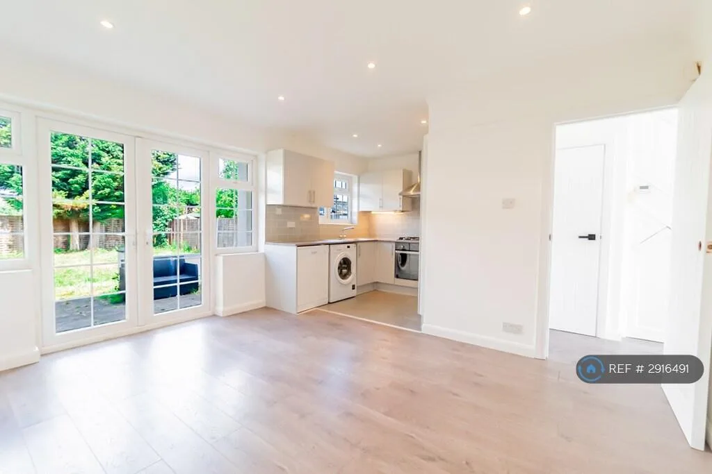 3 bedroom semi-detached house for rent