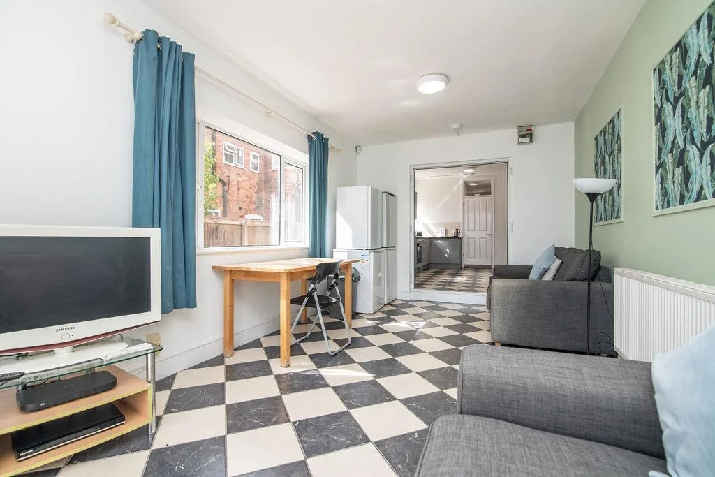 1 bedroom house share for rent
