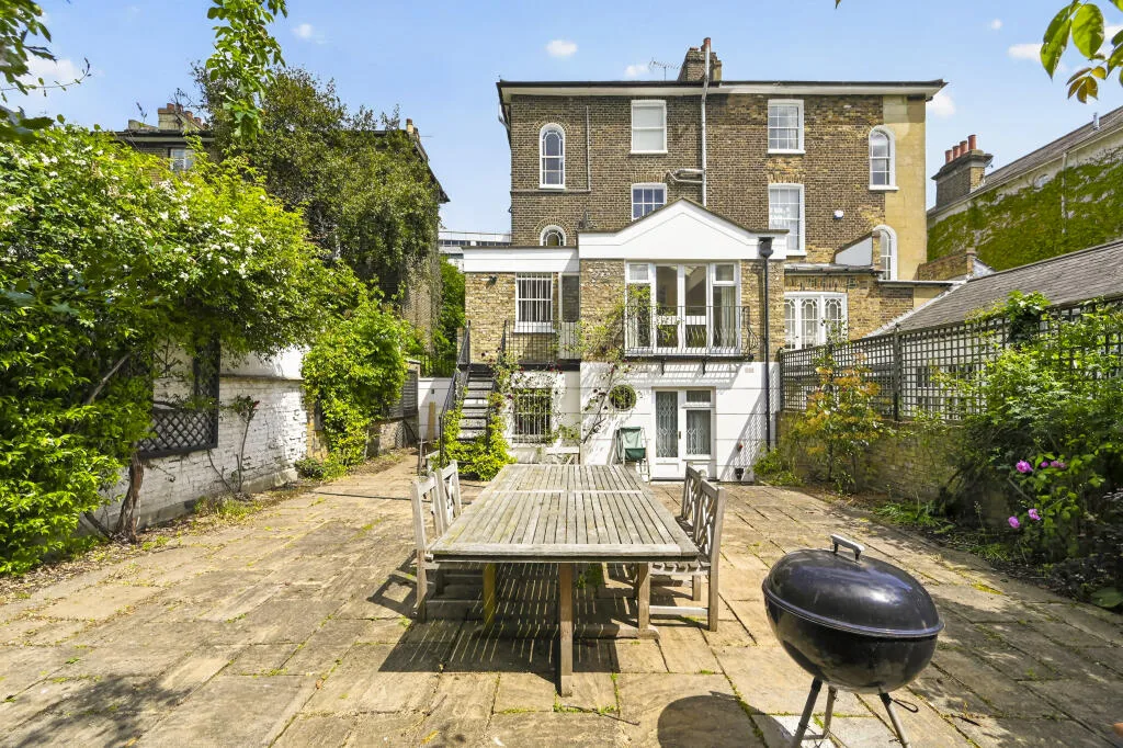 4 bedroom maisonette for rent