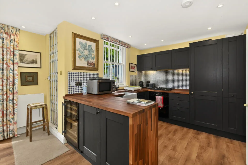 4 bedroom maisonette for rent