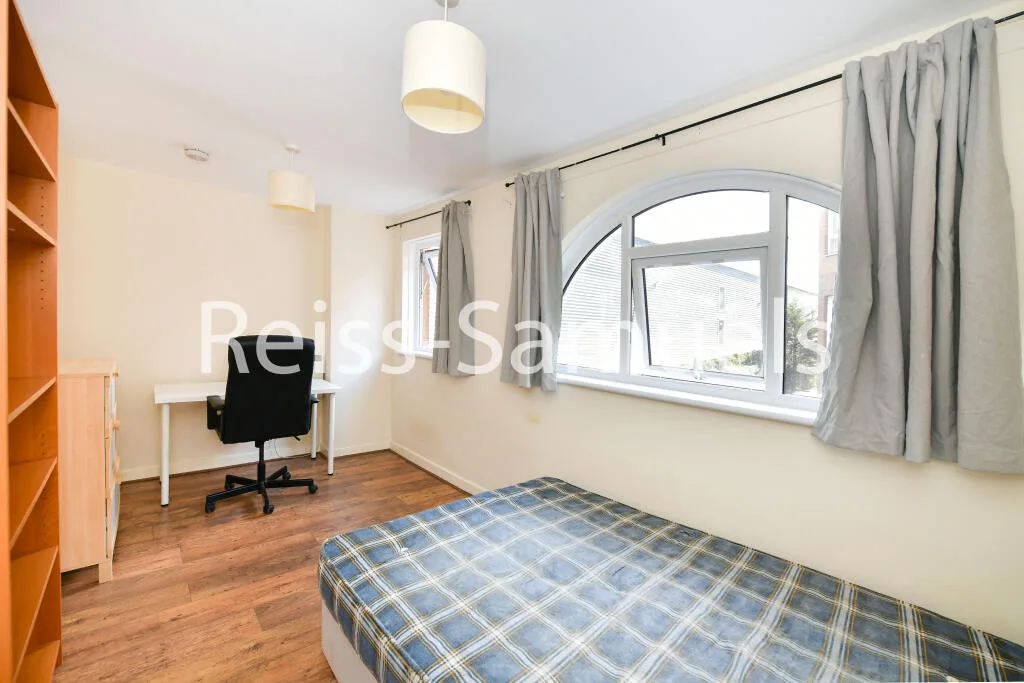 5 bedroom end of terrace house for rent