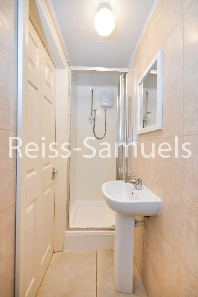 5 bedroom end of terrace house for rent