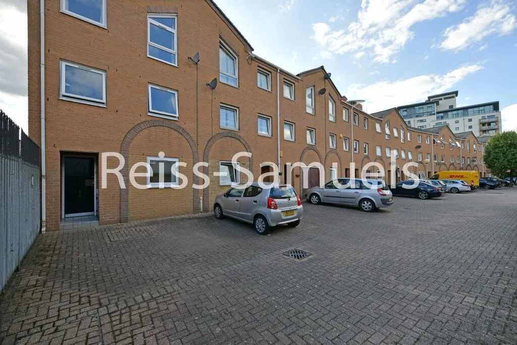 5 bedroom end of terrace house for rent