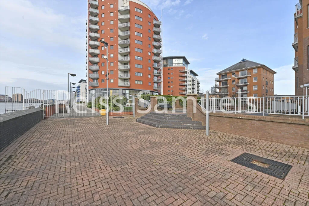 5 bedroom end of terrace house for rent