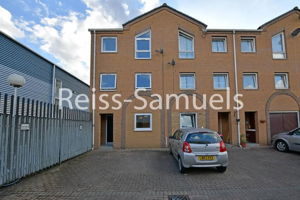 5 bedroom end of terrace house for rent
