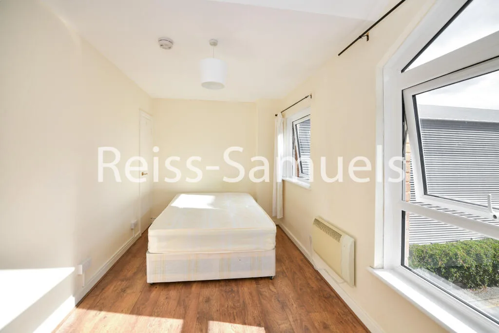 5 bedroom end of terrace house for rent