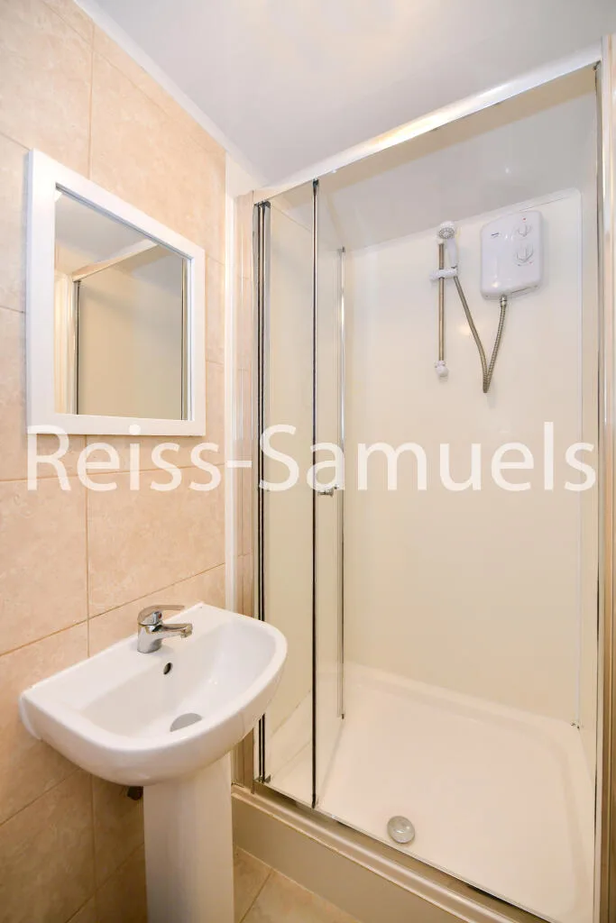 5 bedroom end of terrace house for rent