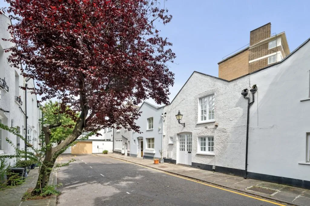 1 bedroom mews property for rent
