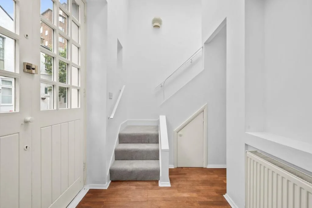 1 bedroom mews property for rent