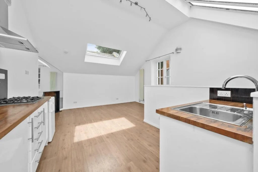 1 bedroom mews property for rent
