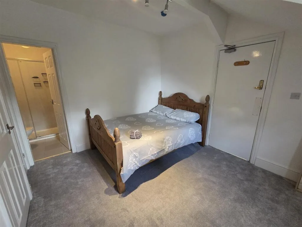 1 bedroom house share for rent