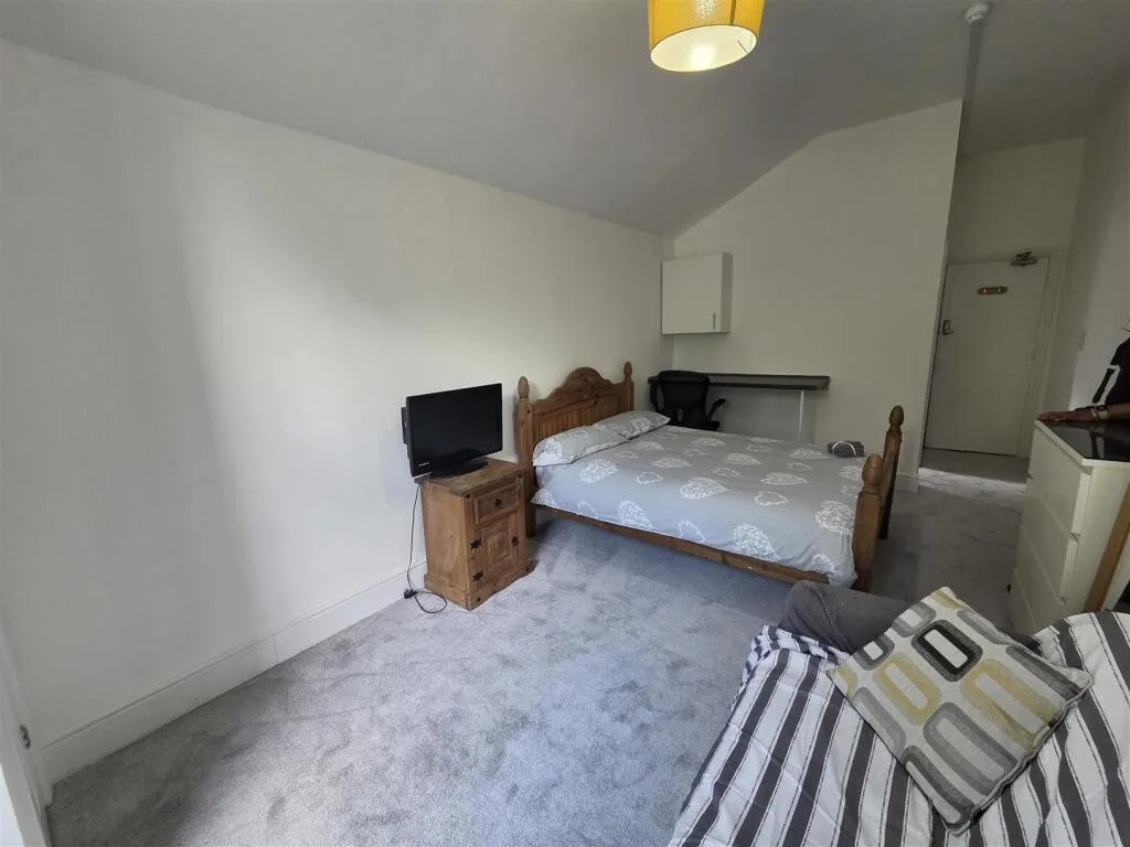 1 bedroom house share for rent