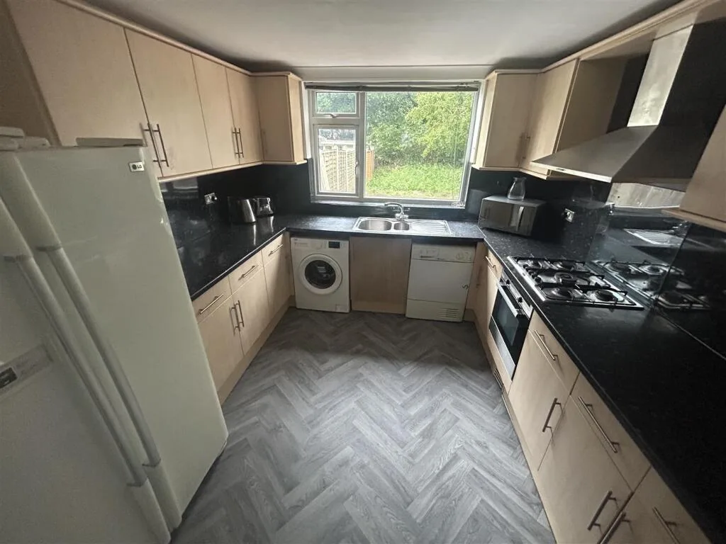 1 bedroom house share for rent