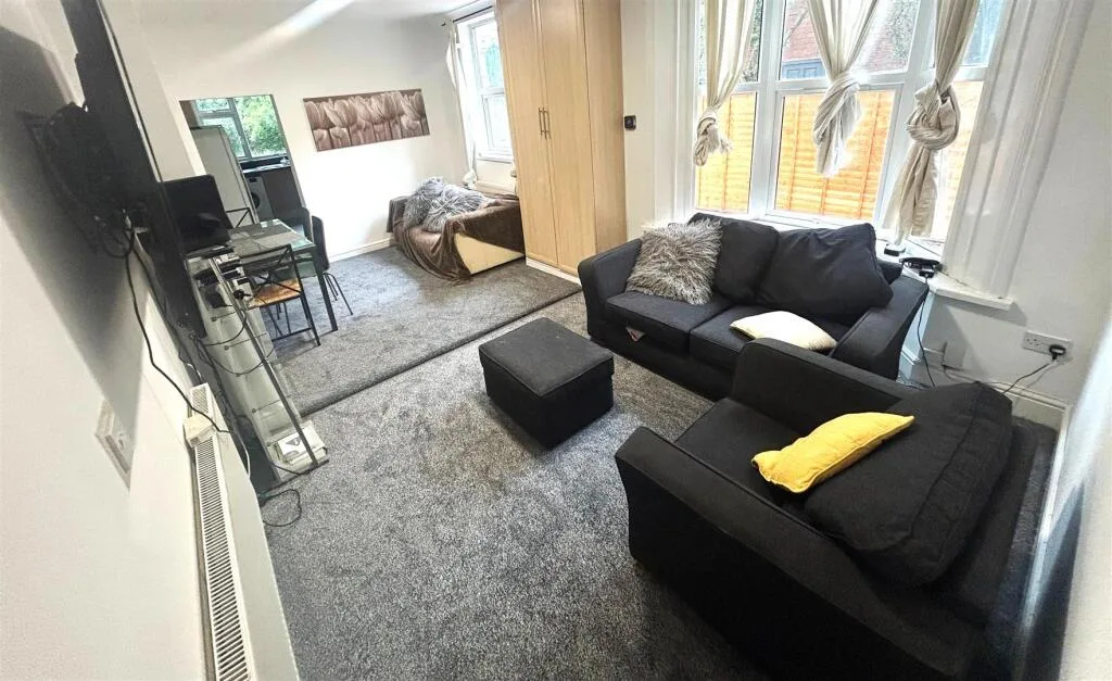 1 bedroom house share for rent
