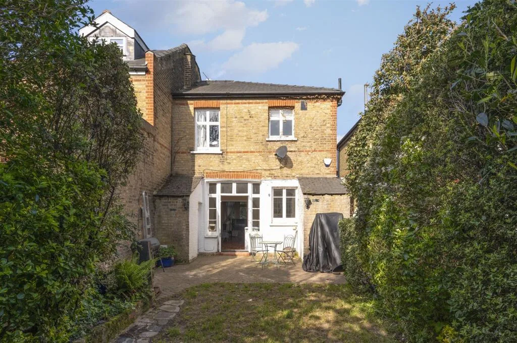 2 bedroom semi-detached house for rent