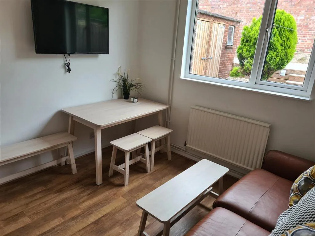 1 bedroom house share for rent