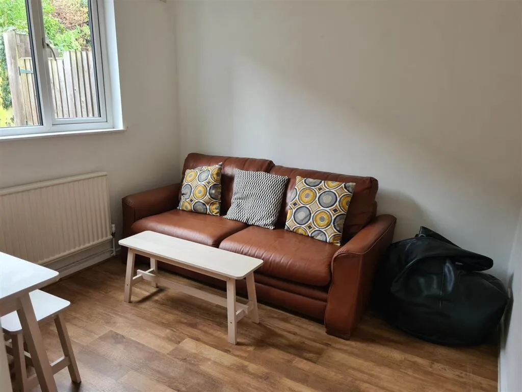 1 bedroom house share for rent