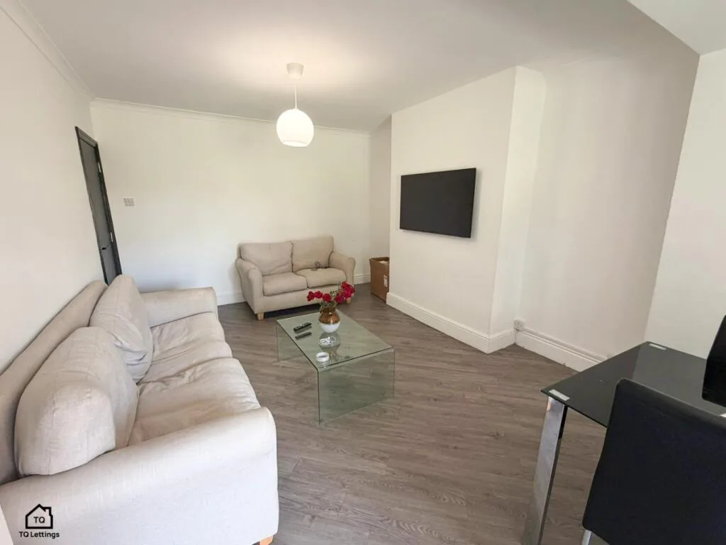 4 bedroom semi-detached house for rent