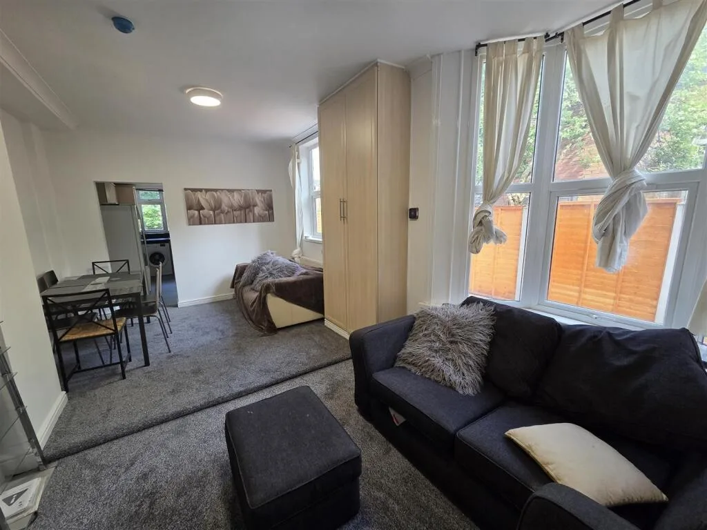 1 bedroom house share for rent