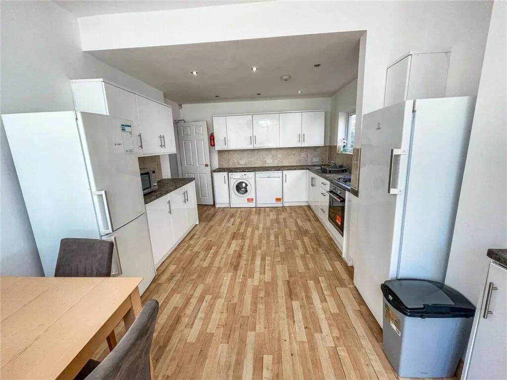 5 bedroom private hall for rent
