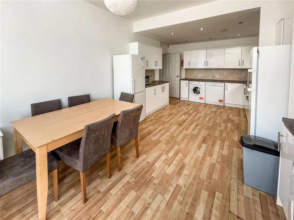 5 bedroom private hall for rent