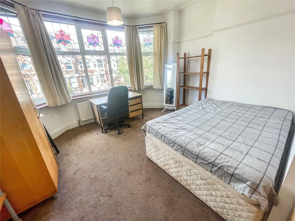 5 bedroom semi-detached house for rent
